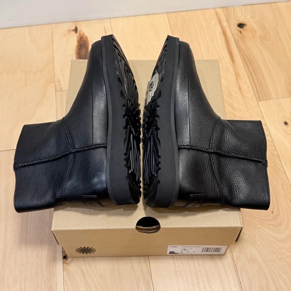 NWB UGG Australia Women’s Deconstructed Mini Leather Zip Boot - Picture 3 of 9